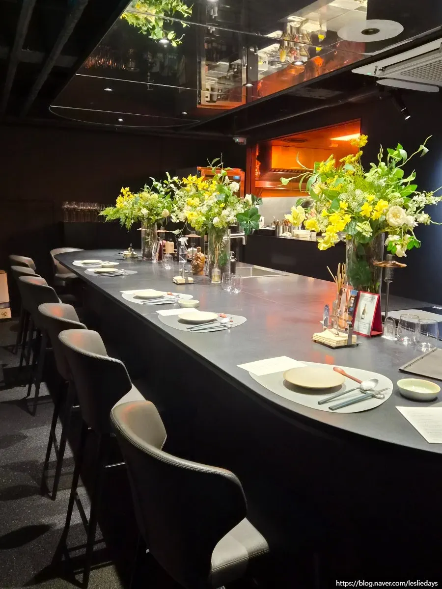 Bar-style seating for 1–2 people at the center of MUSEO