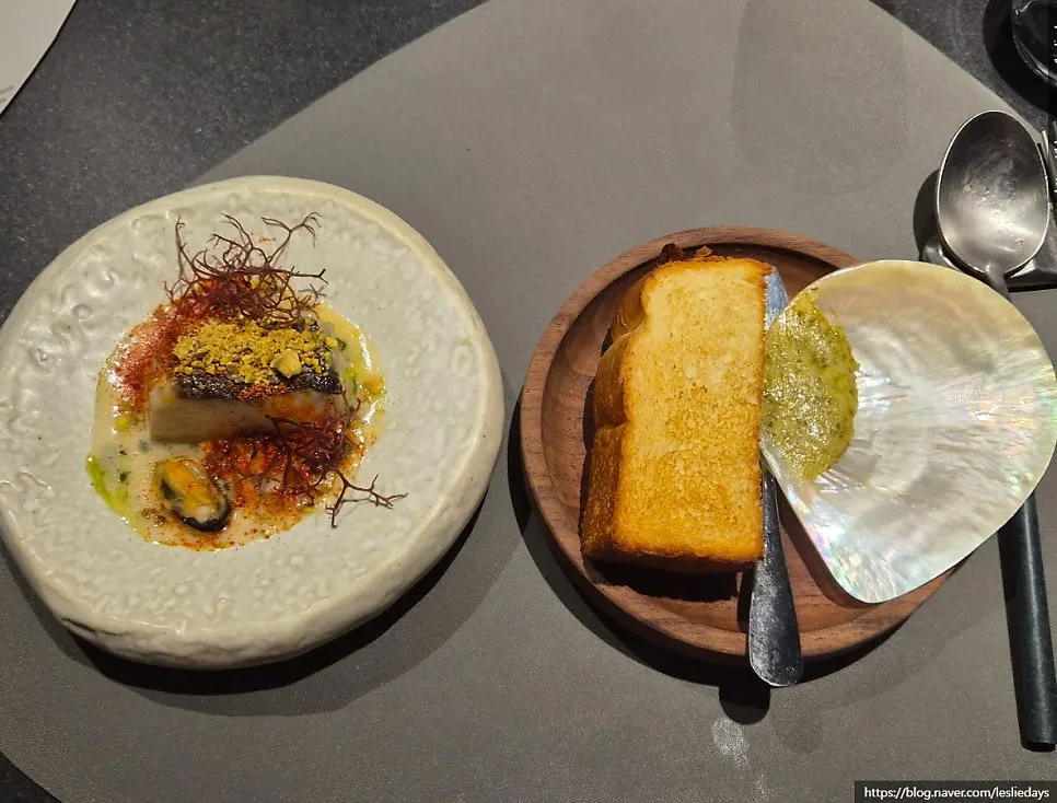 Wando kelp butter and brioche served on a shell tray