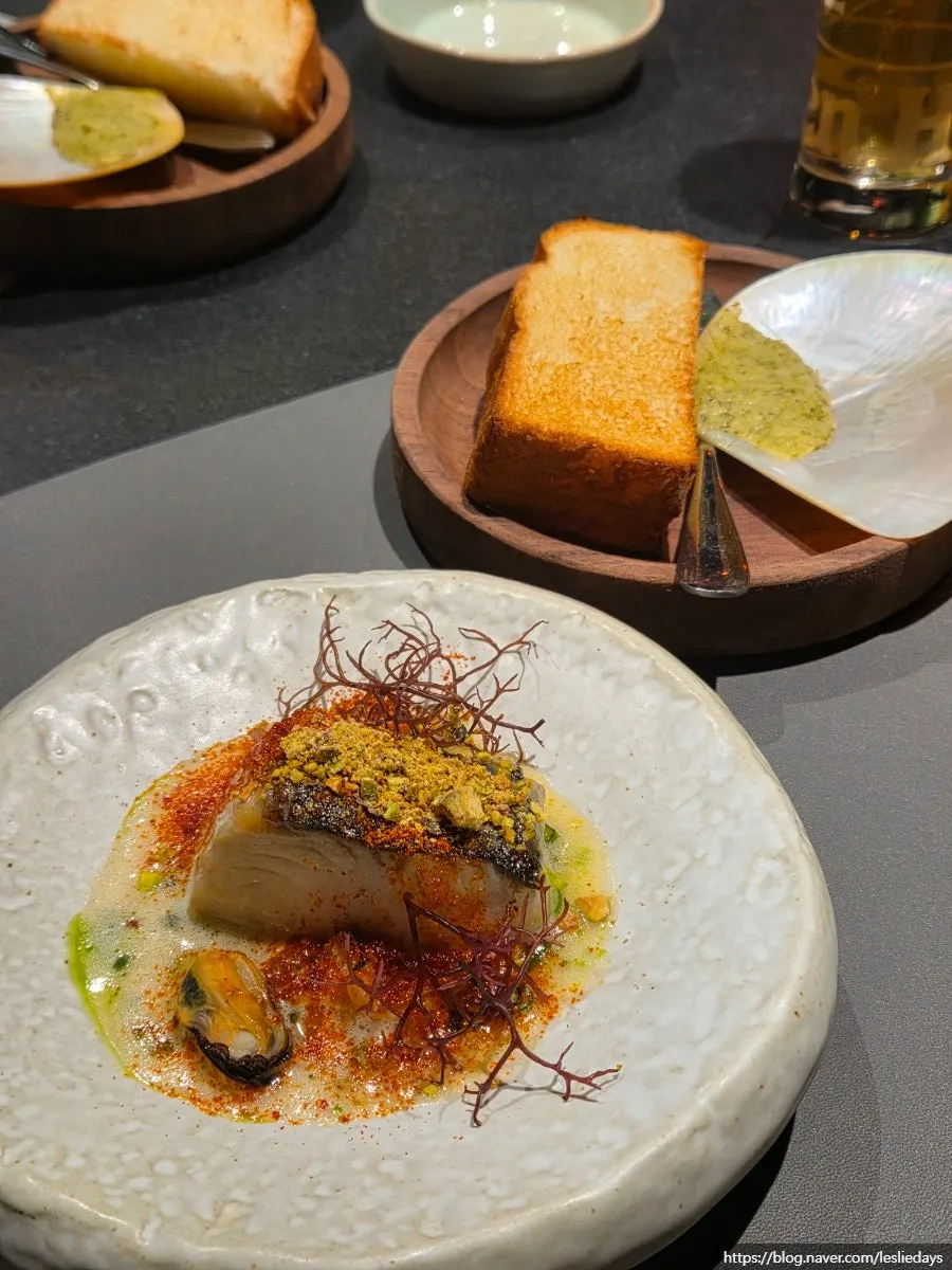 Plating of grilled Goheung Spanish mackerel evoking an underwater scene