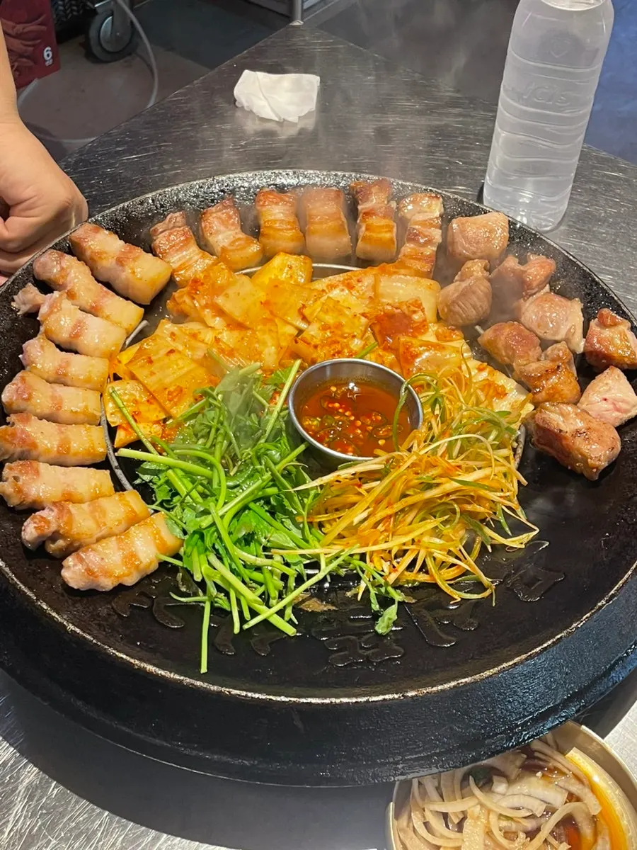 구워서 나온 삼겹살과 목살 2인 세트