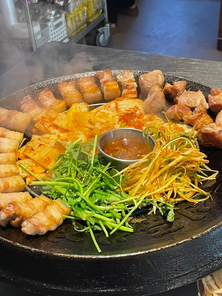 채소와 함께 구워진 고기 접시