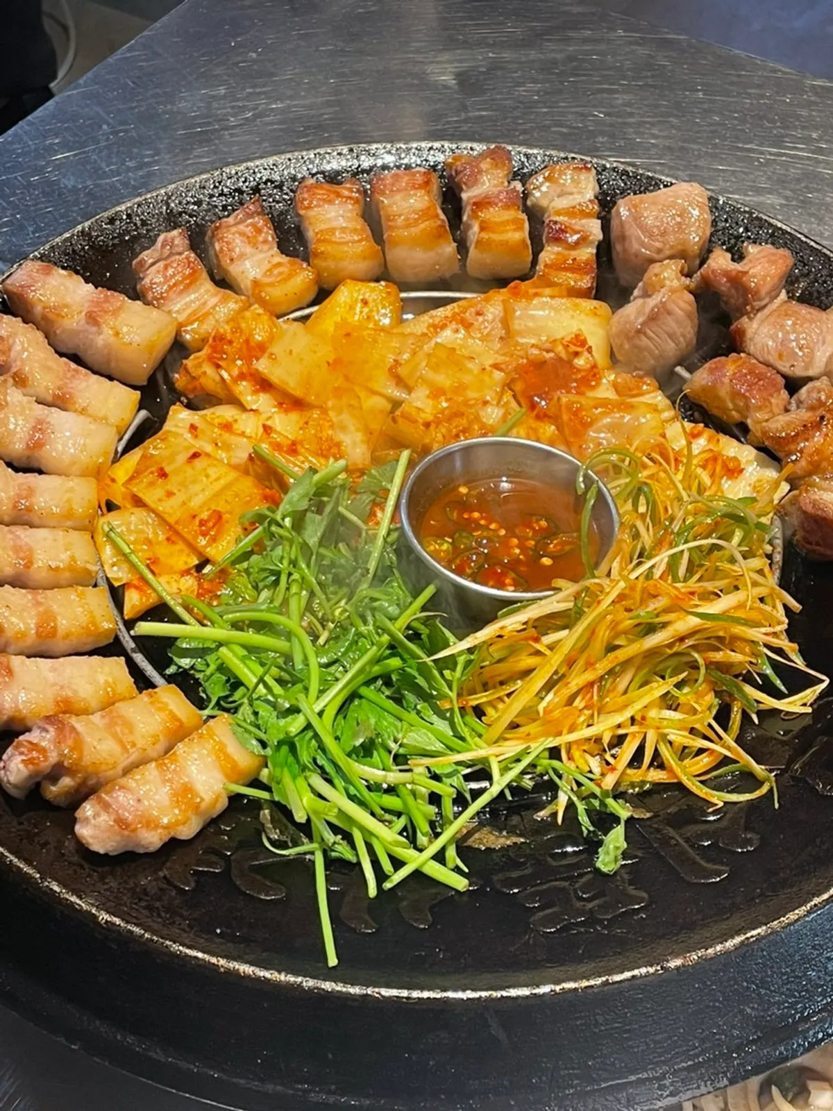 겉이 바삭하게 구워진 목살과 삼겹살