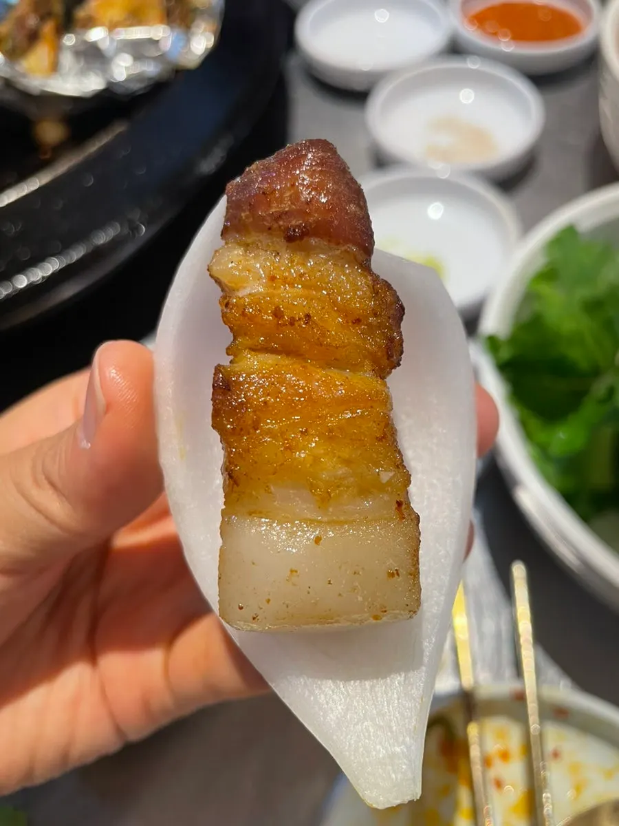 양파쌈 한 겹에 고기를 올린 모습