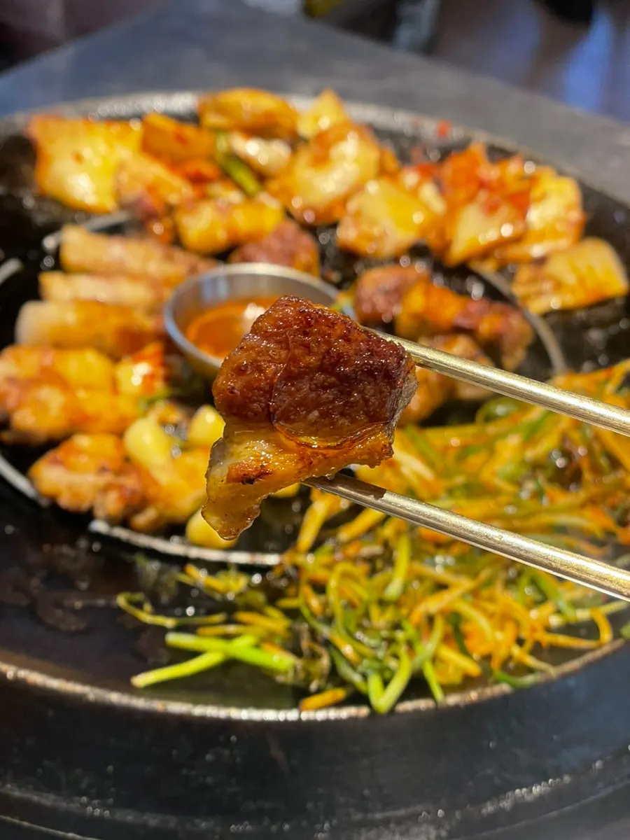 양파쌈과 상추쌈을 함께 싼 한 입