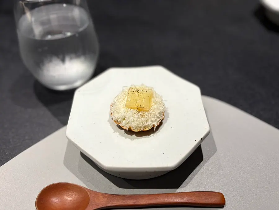 The Sinan scallion tart that opens MUSEO's course