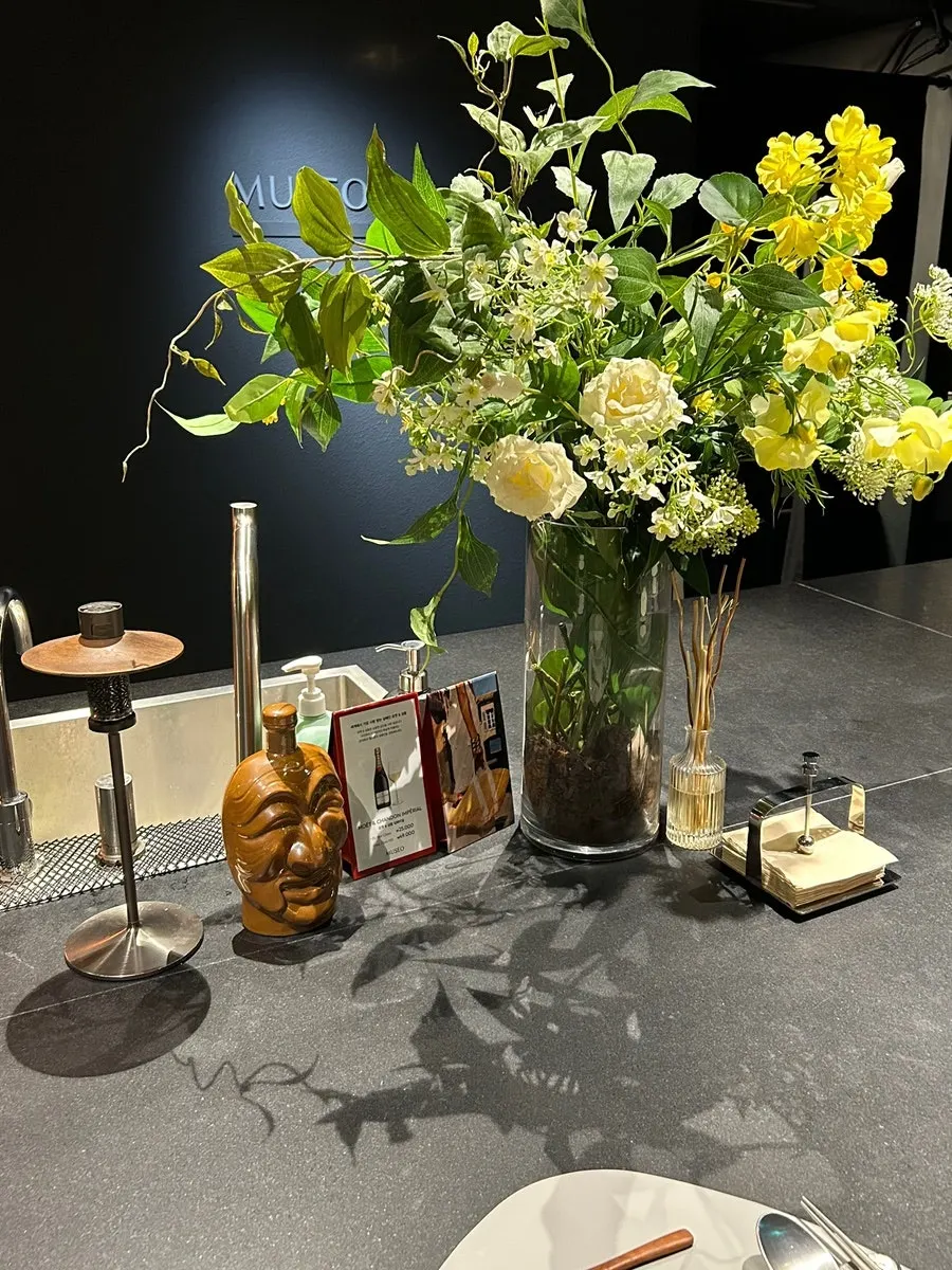 MUSEO's bar table with a flower arrangement