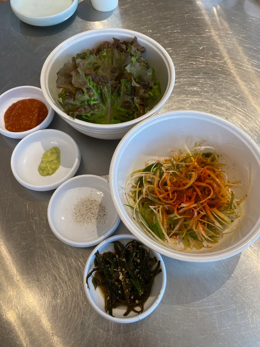 유리로 분리된 고기 굽는 공간