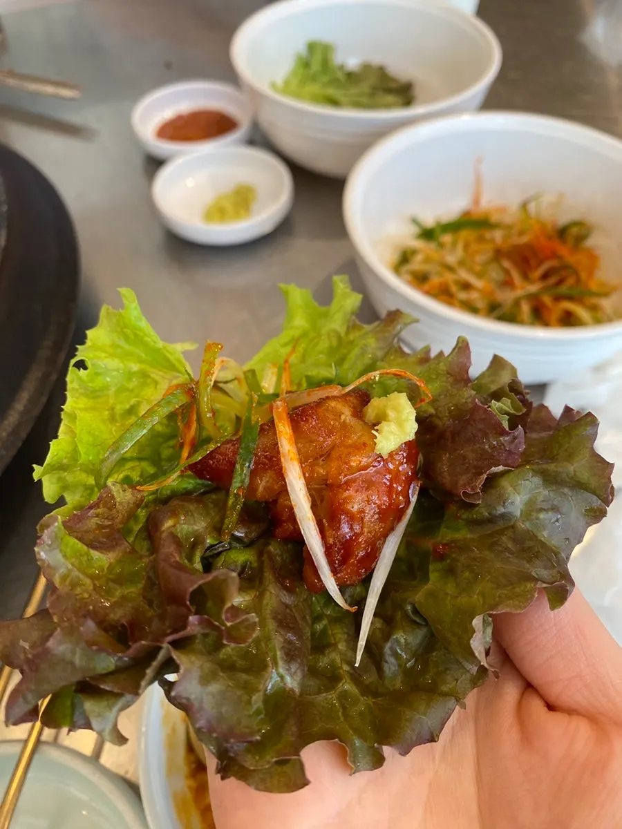 한 입 크기로 잘린 구운 삼겹살