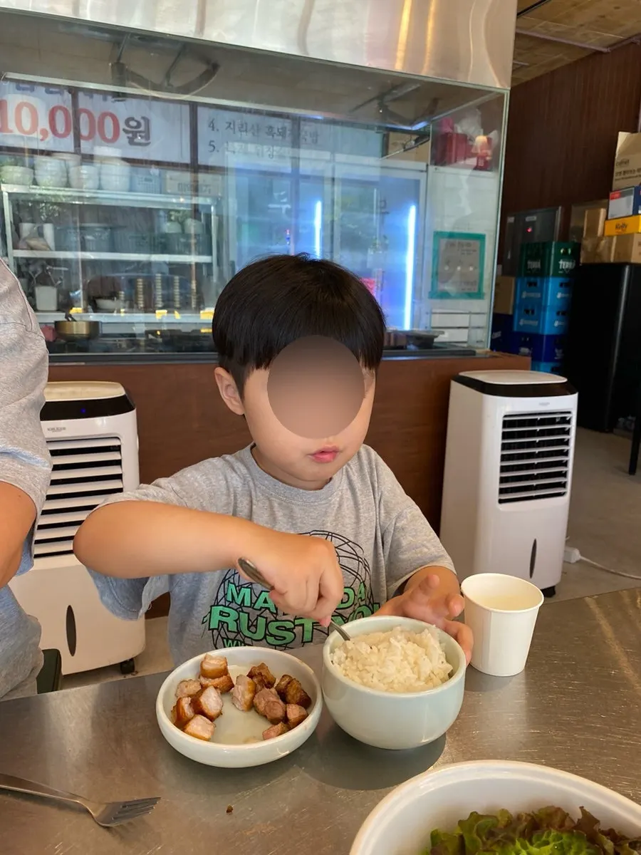 상추에 파채와 와사비를 올린 삼겹살 쌈