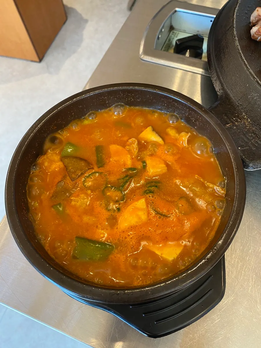 아이가 먹은 밥과 고기 한 그릇