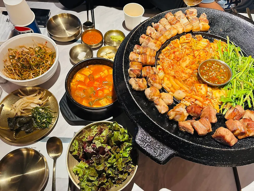 불판 가장자리 고기와 가운데 김치, 미나리