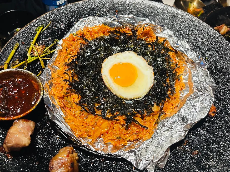 호일 위에 올려 나온 볶음밥