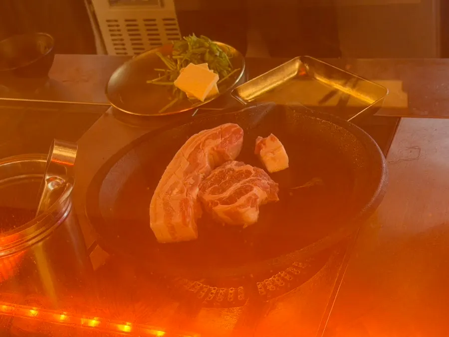 덩어리 큰 삼겹살 덩이