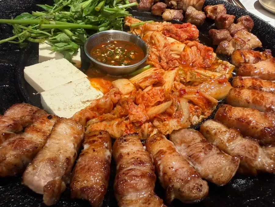 불판에 올린 선진포크 삼겹살