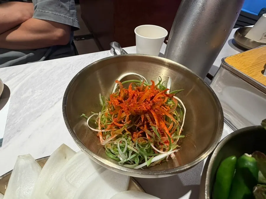 두툼한 삼겹살 굽는 모습