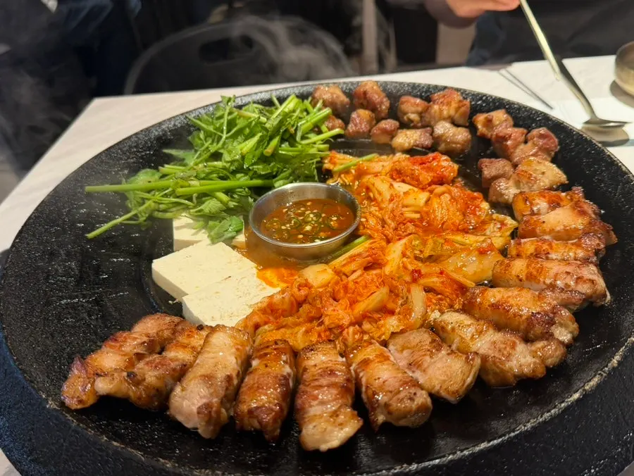 국내산 김치와 돌미나리 곁들이