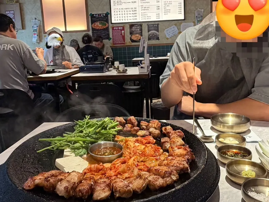 삼겹살에 김치 올린 한 점
