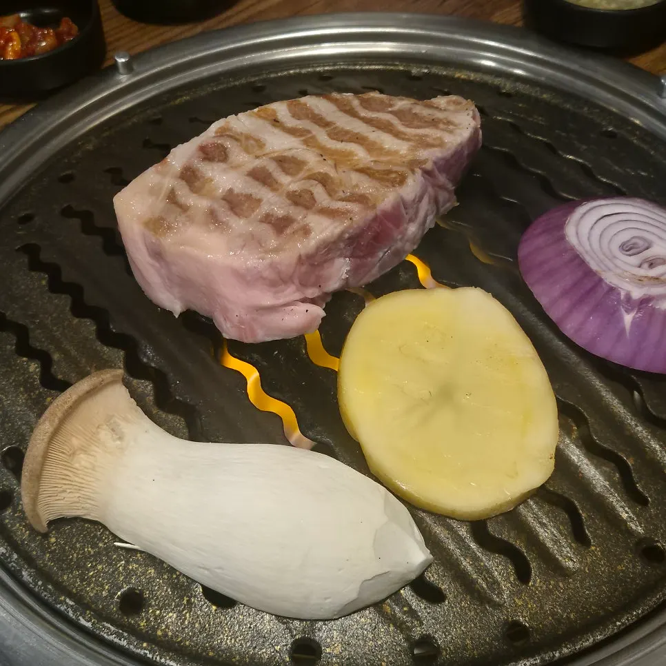 Thick-cut pork neck for two servings
