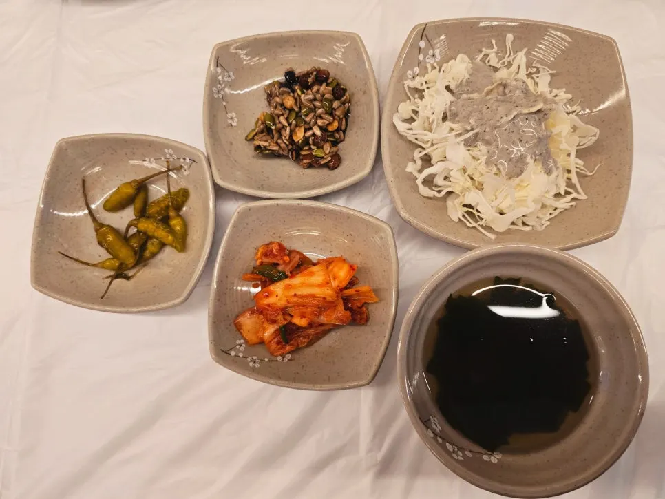 김치와 양배추 샐러드, 미역국 등 기본찬 상차림