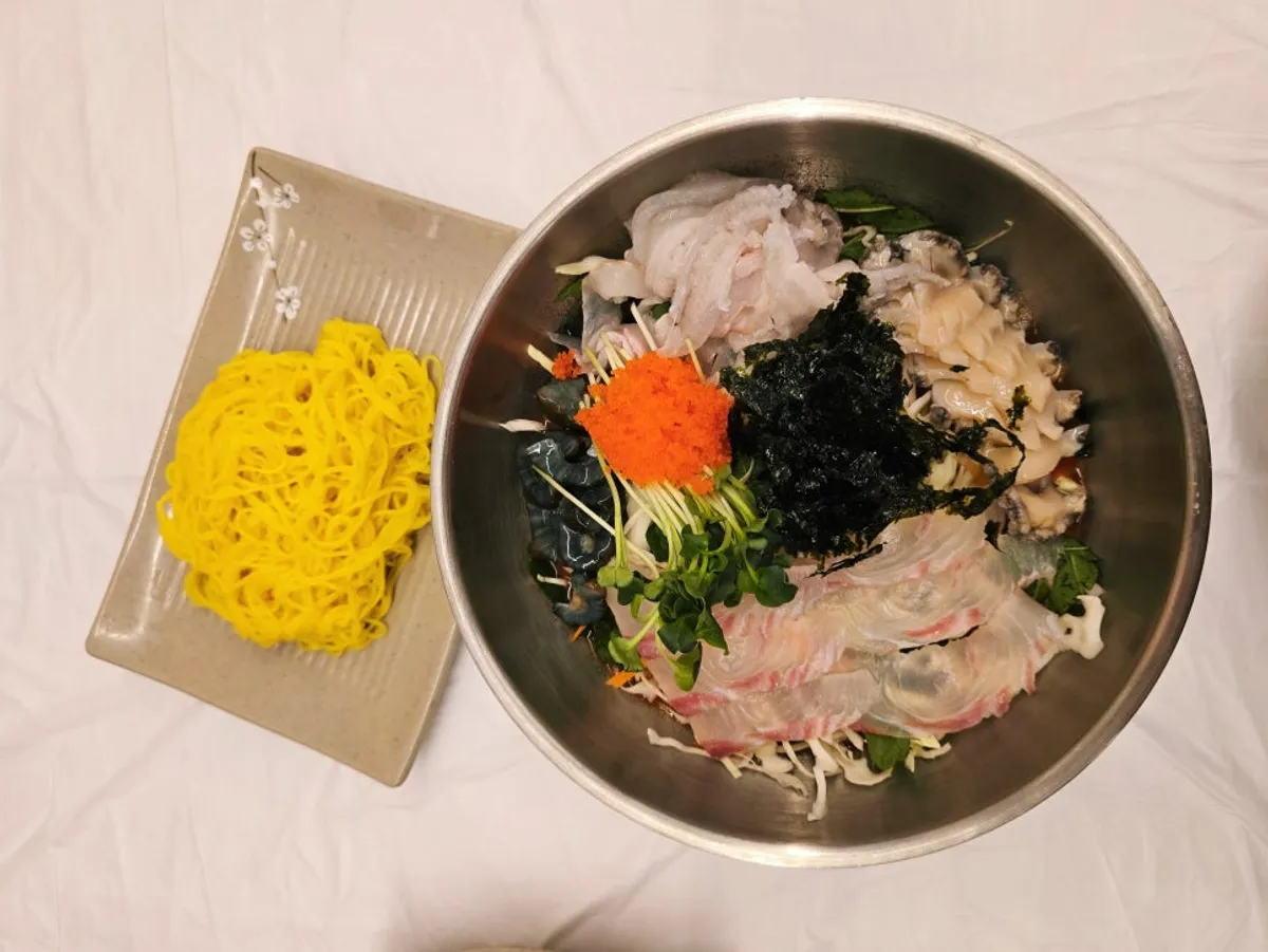 회와 해산물, 날치알이 올라간 모둠물회 한 그릇