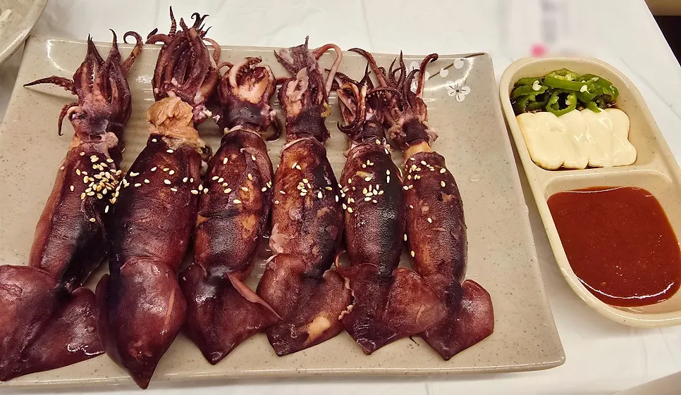 통째로 나온 총알오징어통찜과 소스