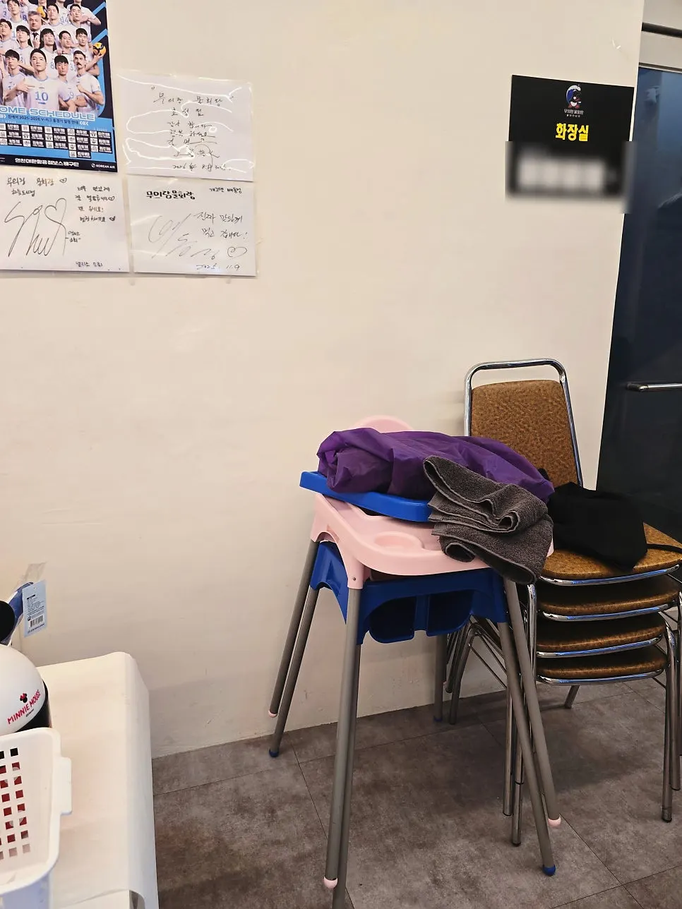카운터 주변에 진열된 캐릭터 소품과 사인볼