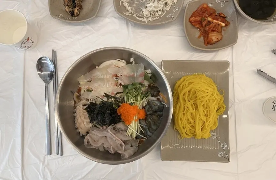 테이블에 차려진 물회와 회덮밥