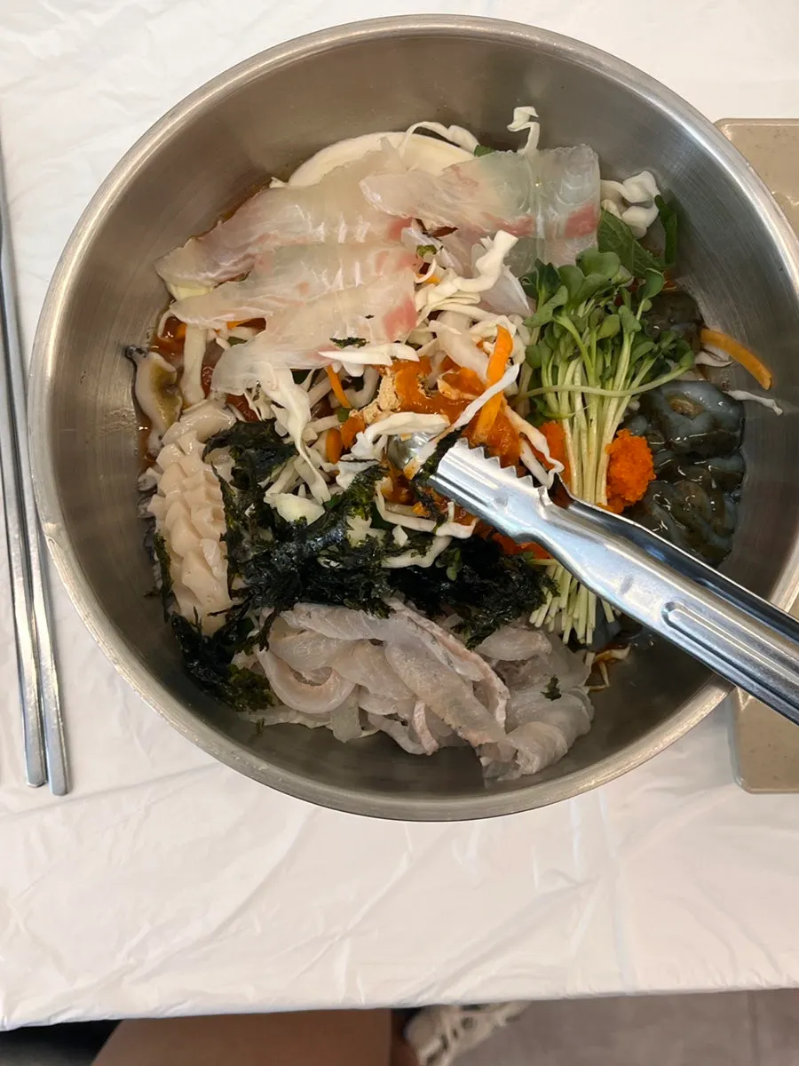 살얼음 육수의 싱싱한 모듬물회