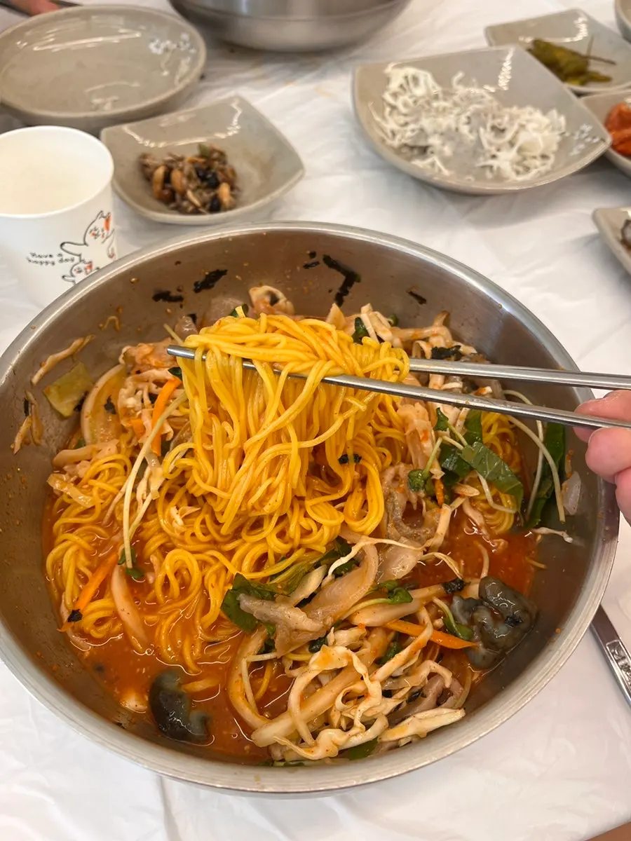 새콤달콤한 물회 육수와 활어회