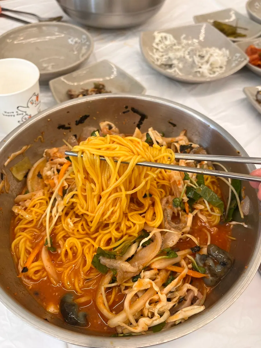 물회에 올라간 멍게와 전복
