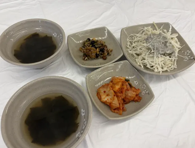 흑임자 소스 샐러드가 포함된 밑반찬 상차림