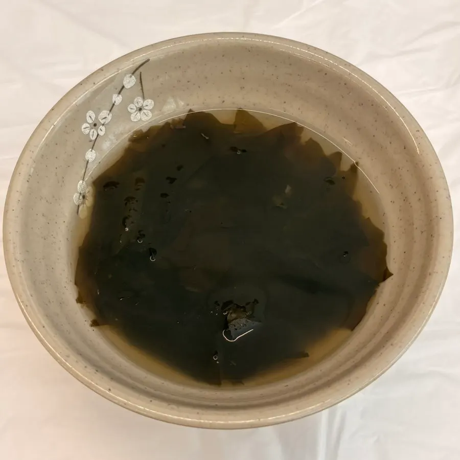 Seaweed soup and basic side dishes served before the meal