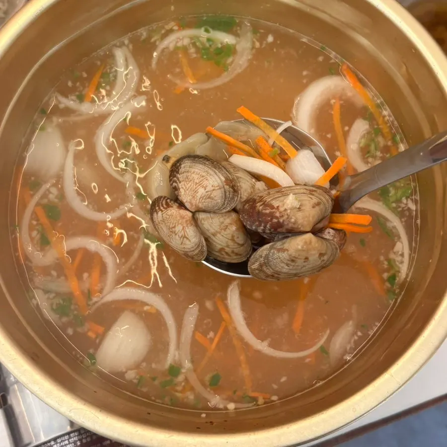 Clam soup with hand-torn dumplings (sujebi)