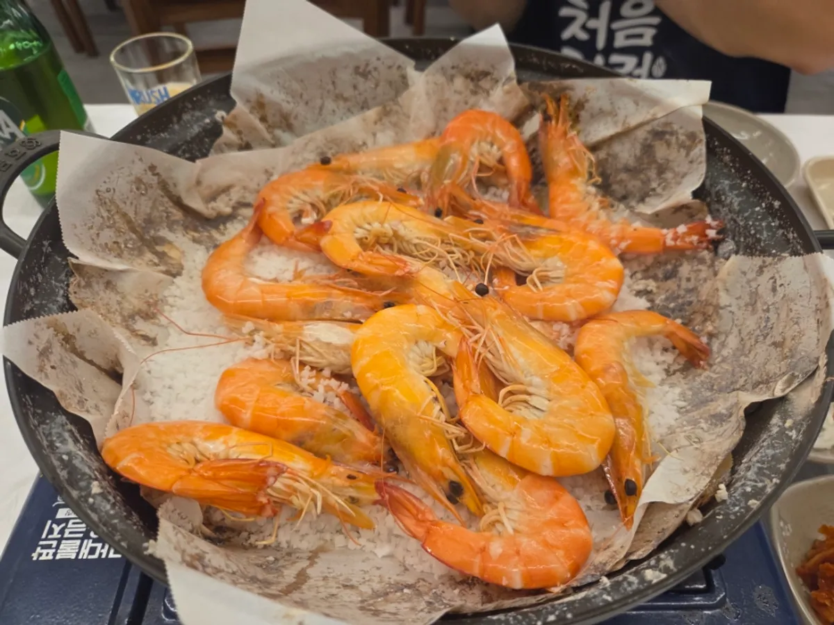 노릇하게 익은 새우소금구이 클로즈업