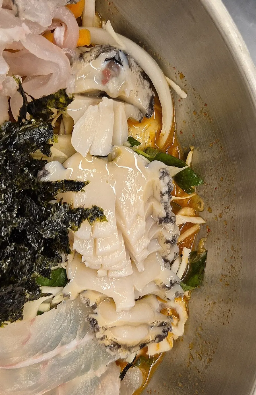 야채와 함께 담긴 물회 한 그릇