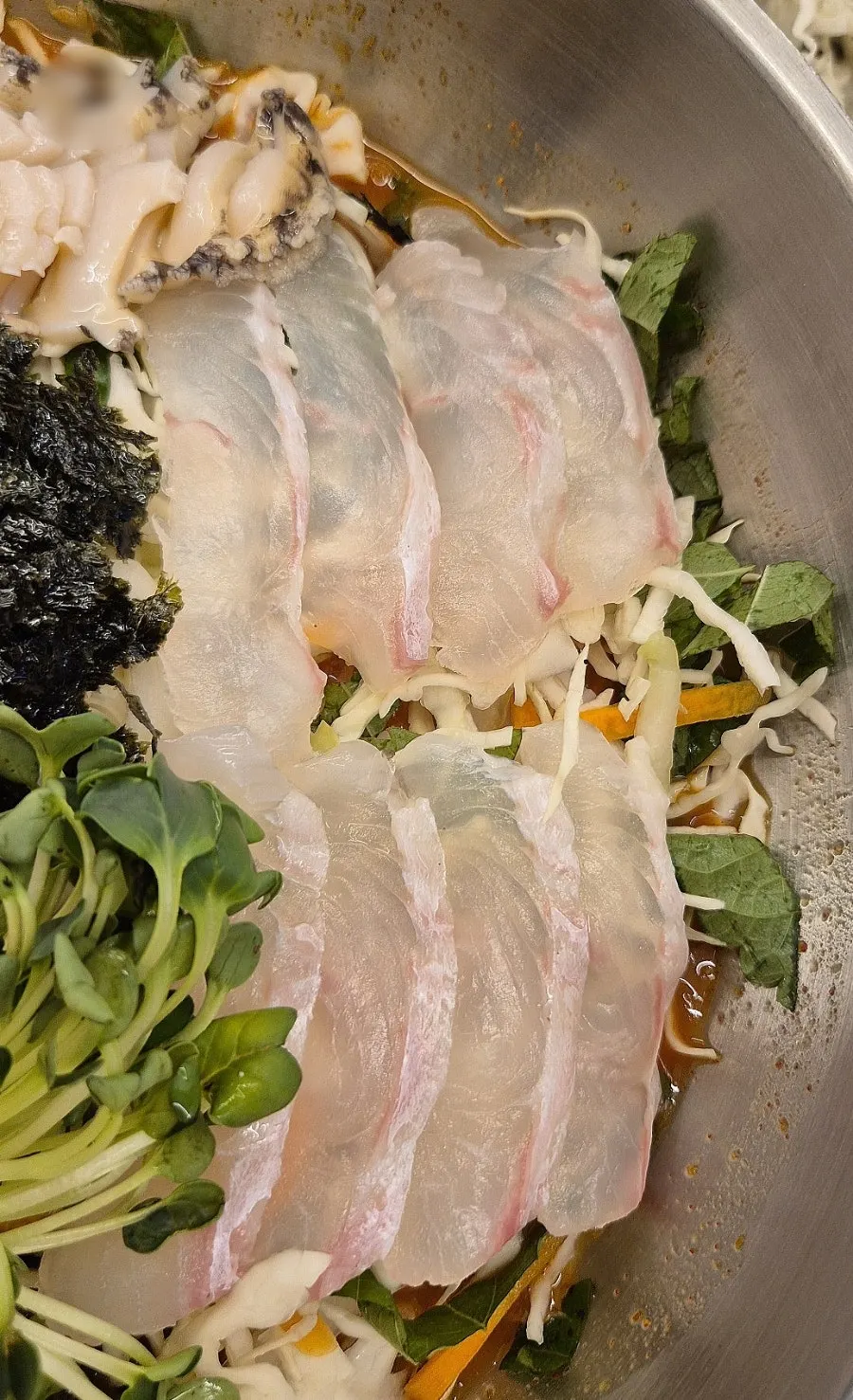 수제 육수가 담긴 모둠물회