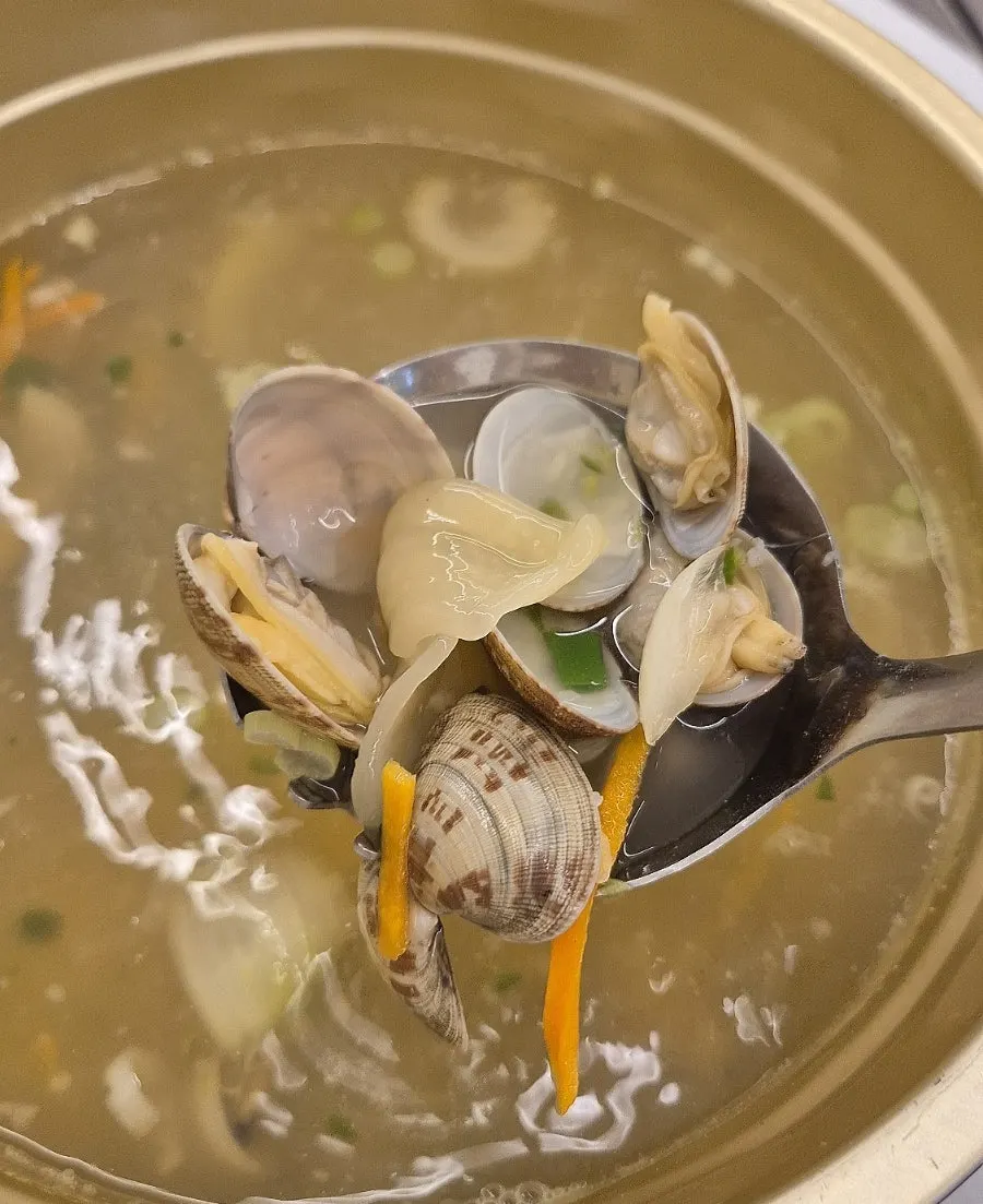 칼국수면을 추가한 바지락탕