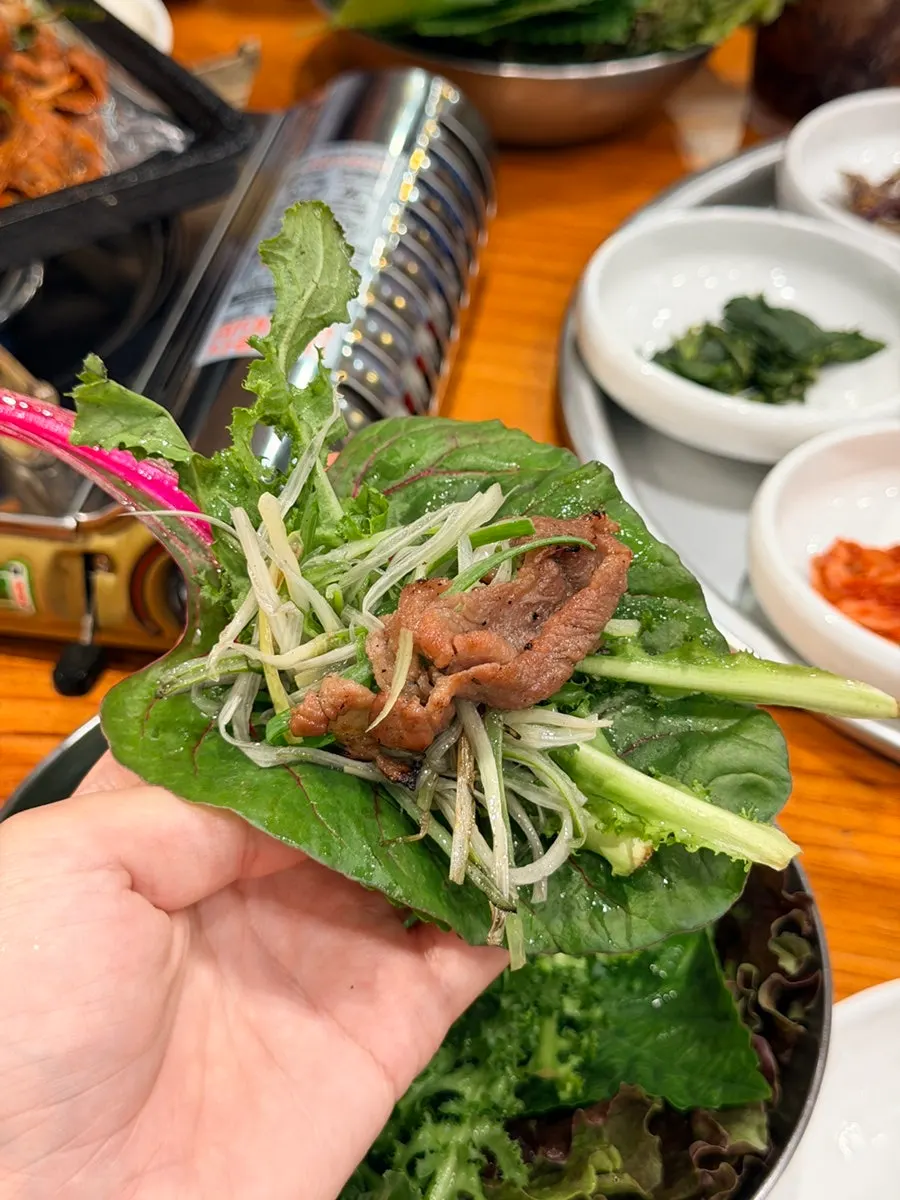 불판 위에서 파채와 볶는 연탄불고기