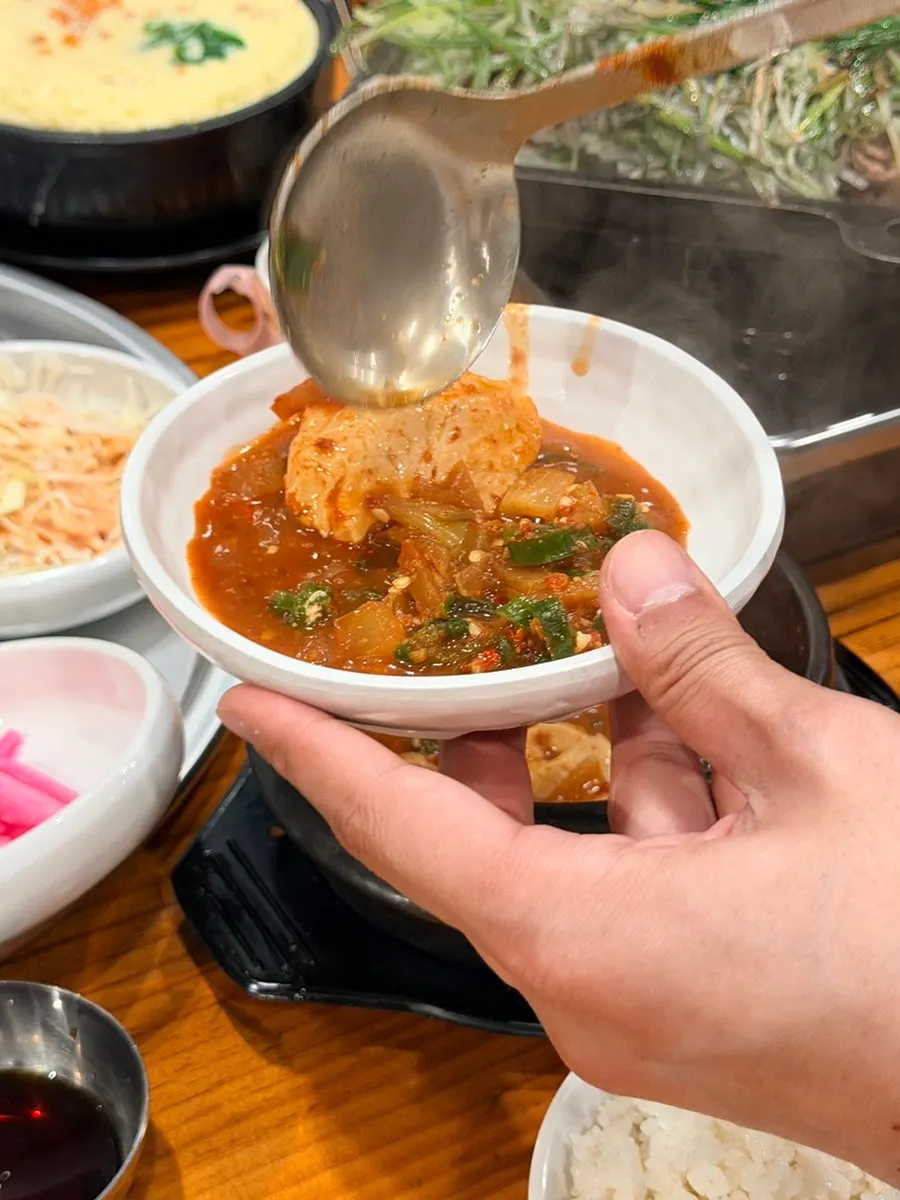 두부가 넉넉히 들어간 된장찌개