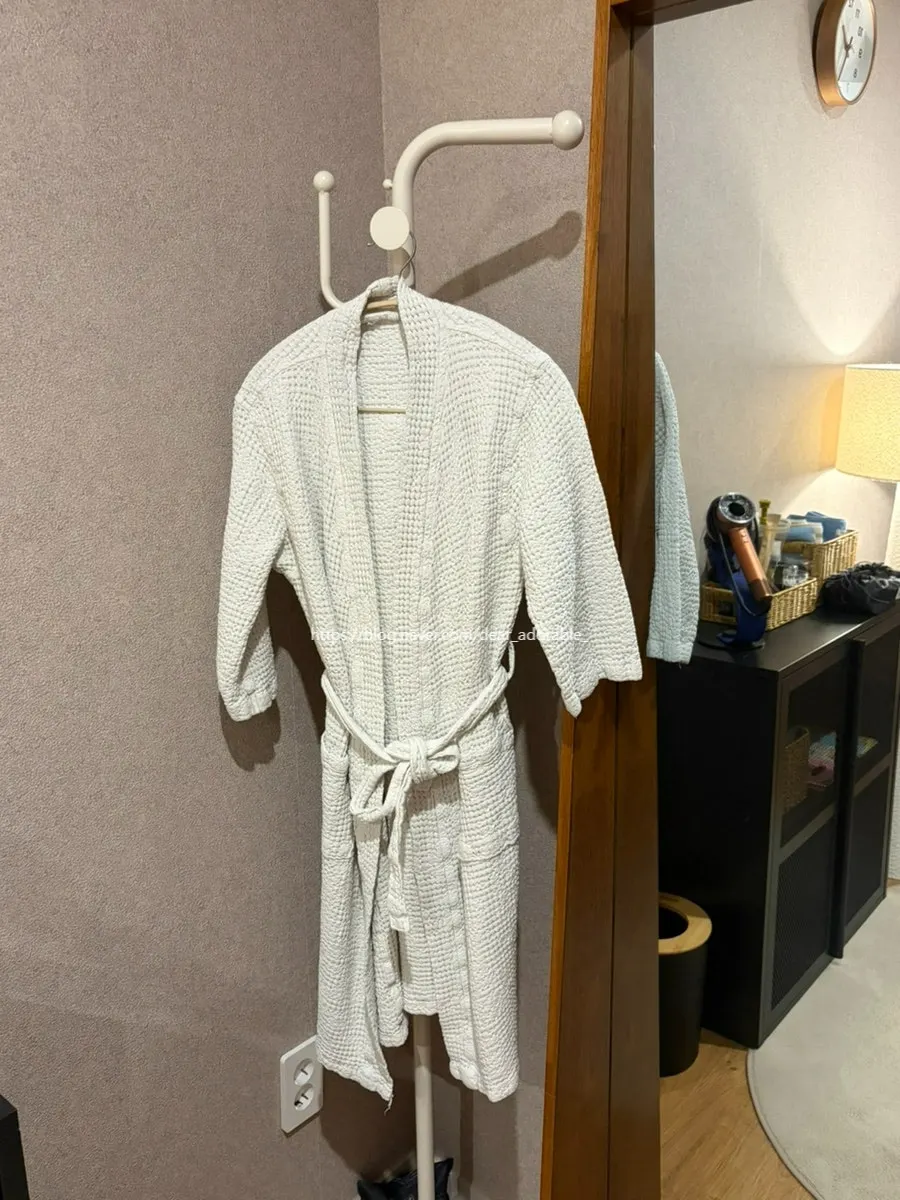 스킨 로션과 드라이기가 놓인 파우더 공간