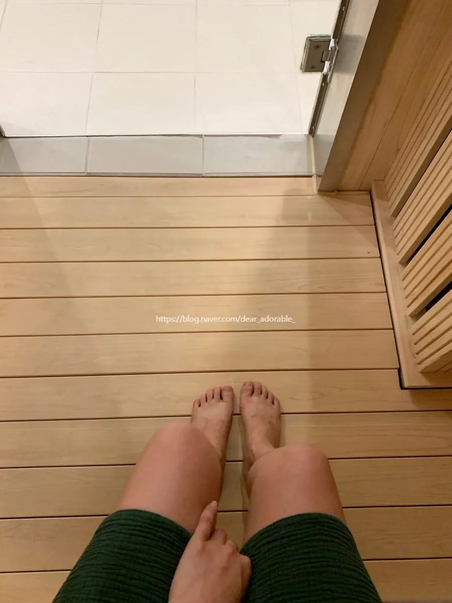 나무향이 은은한 핀란드식 건식 사우나 내부