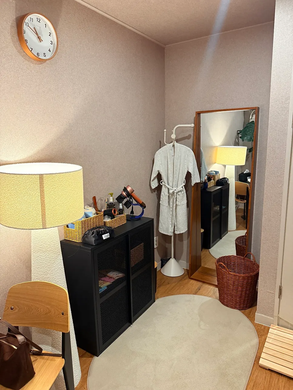 Table and standing lamp in the solo private room