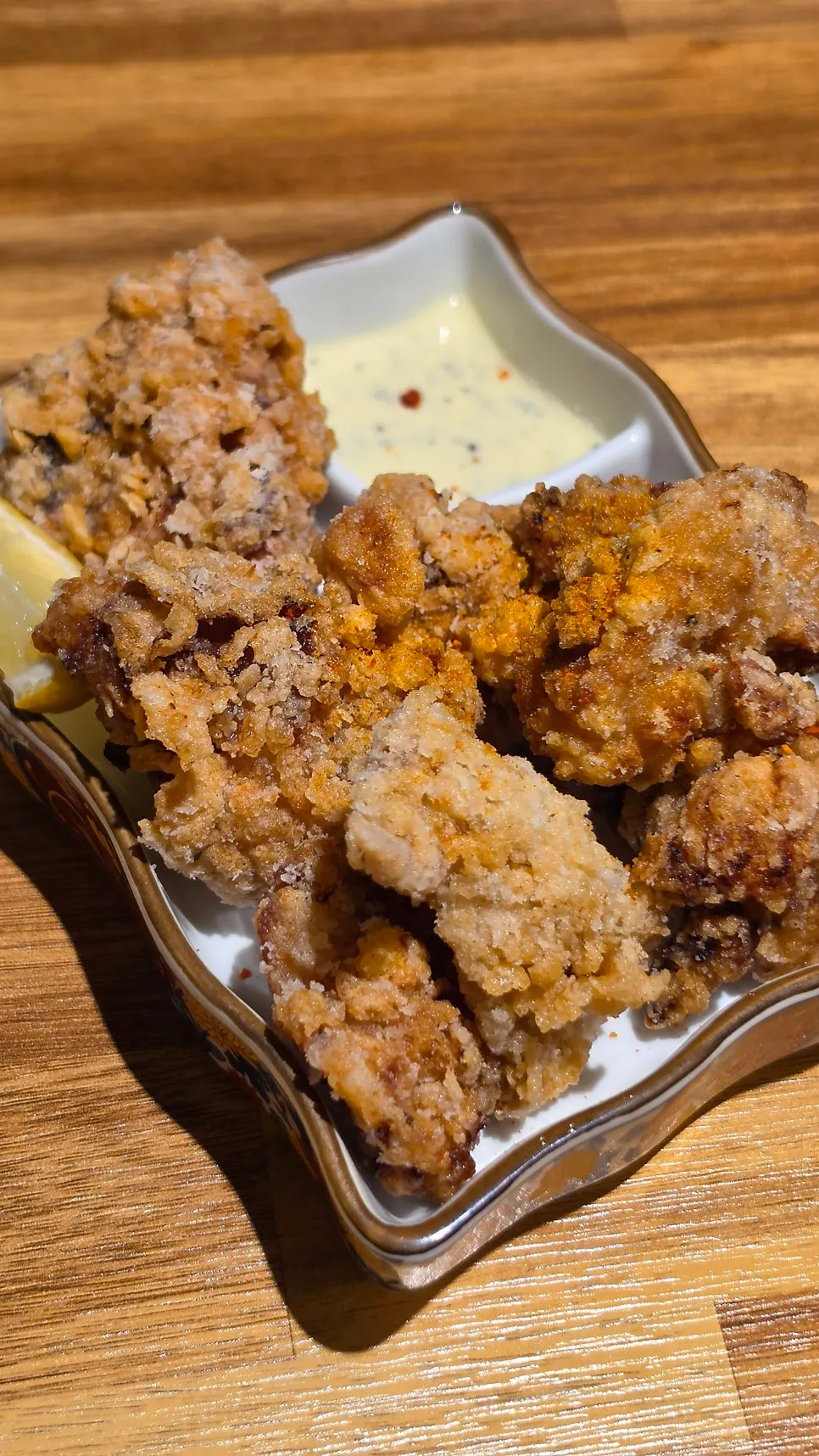 소스와 함께 나온 치킨가라아게