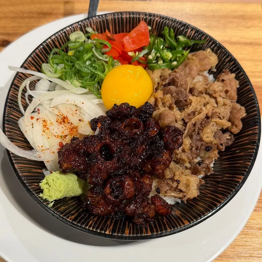 Close-up of seasoned, grilled daechang in the hormone-don