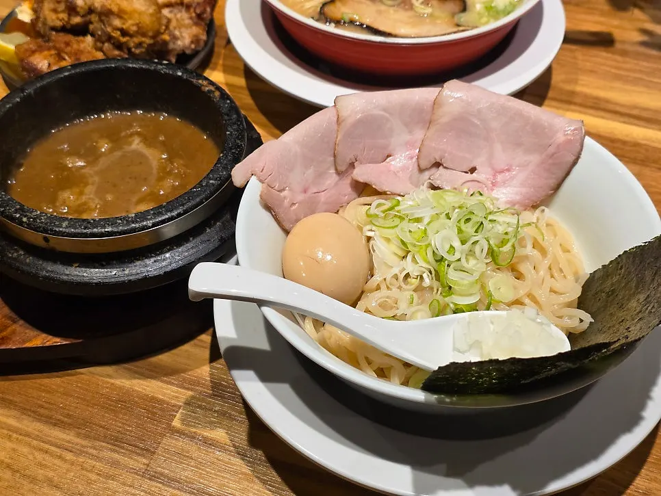 Tonkotsu ramen and tsukemen laid out together