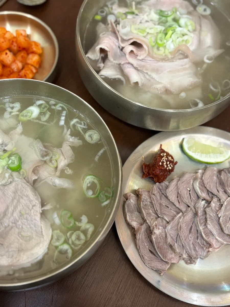 Table set with pork gomtang and cold pork slices
