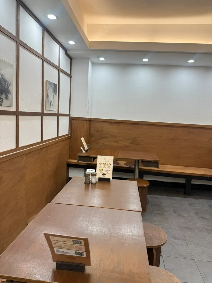 Four-person and group tables at Baekok