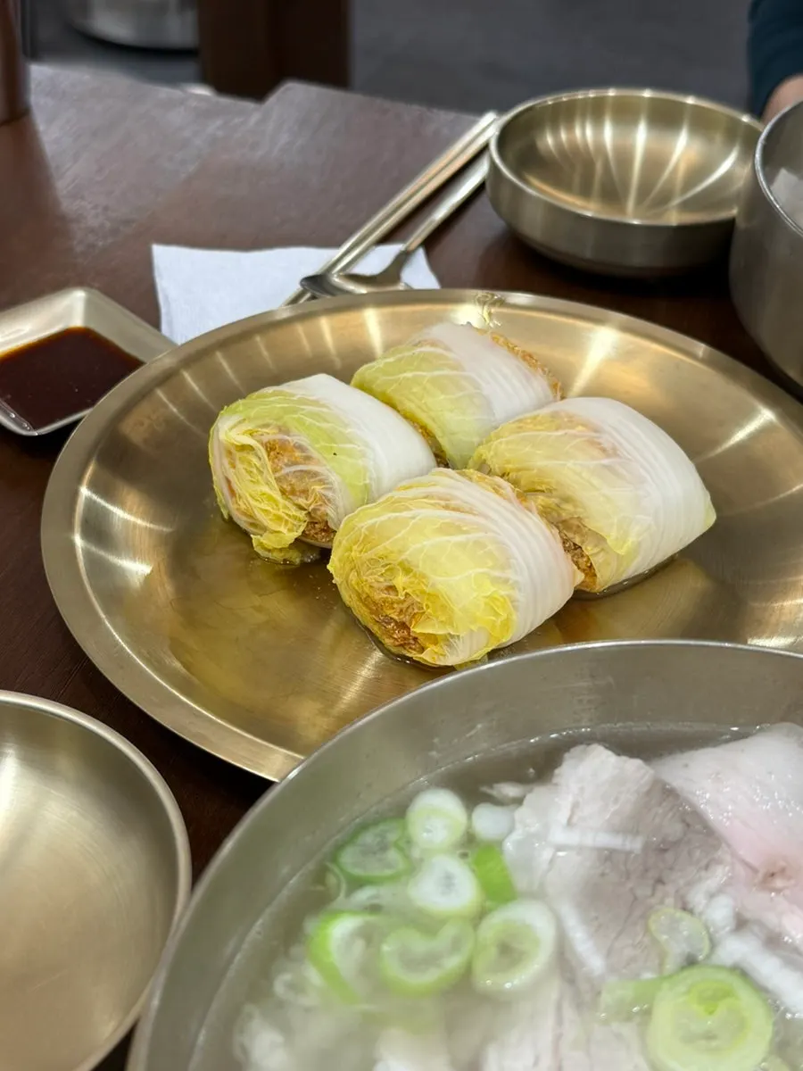 맑은 국물의 백옥 돼지곰탕