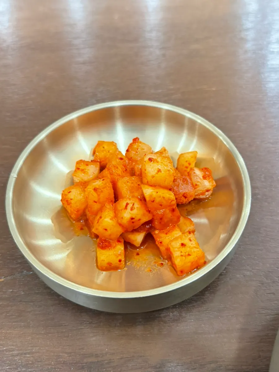 Kkakdugi cut into small pieces