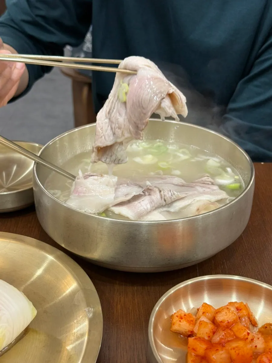 밥이 말아 나온 돼지곰탕